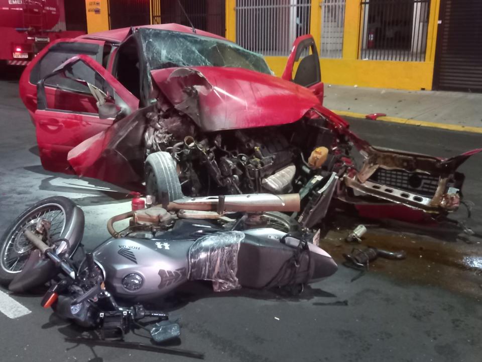 Foto 2 de 11 — Acidente deixa três pessoas gravemente feridas na Via Expressa; veja imagens